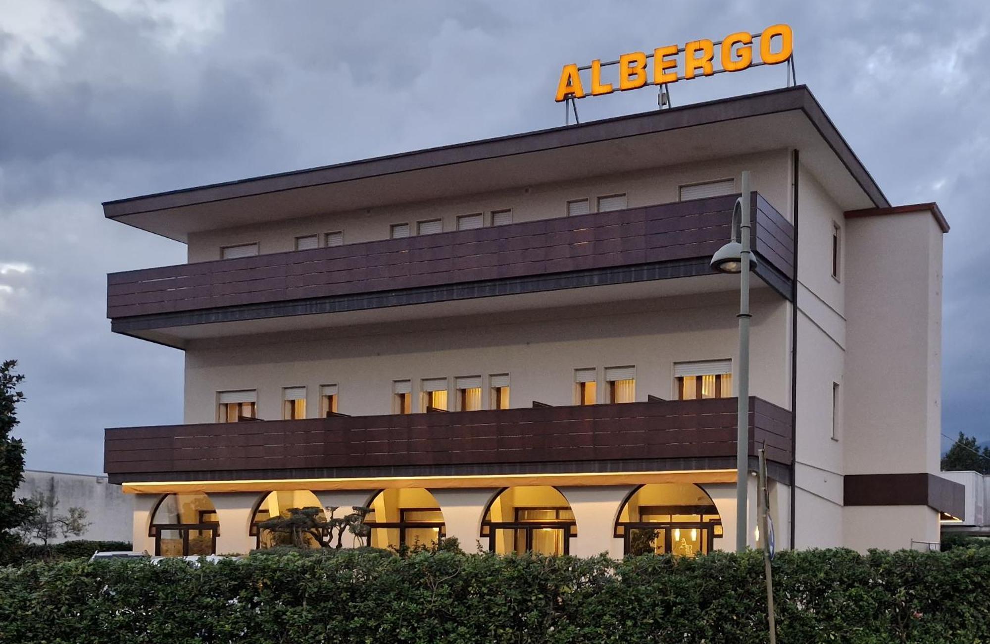 Albergo Ristorante Belvedere Тьене Экстерьер фото