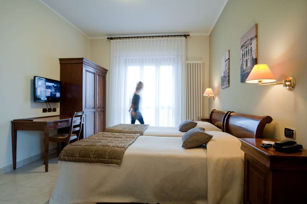 Hotel Belvedere Тьене Номер фото